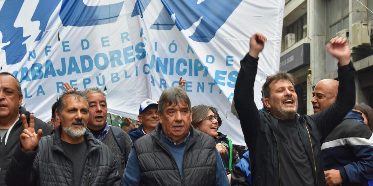 «Resistiendo»: Municipales movilizaron al Congreso y marcaron postura contra la Ley Bases