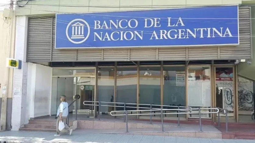 El gobierno adelantó que cerrará más sucursales del Banco Nación y crece el malestar de sus trabajadores