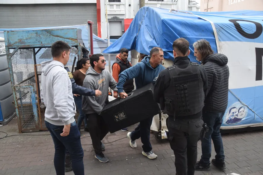 Municipales tildan a intendentes camporistas de «alumnos de Milei» y les protestan con acampes