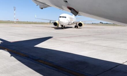 Un avión de Flybondi casi choca a otro de Aerolíneas y se desataron protestas de los pasajeros