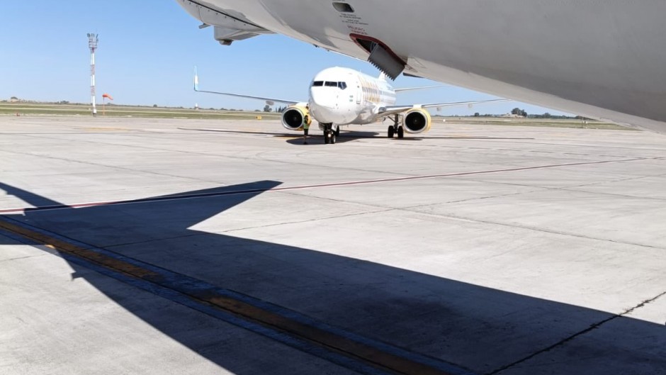 Un avión de Flybondi casi choca a otro de Aerolíneas y se desataron protestas de los pasajeros